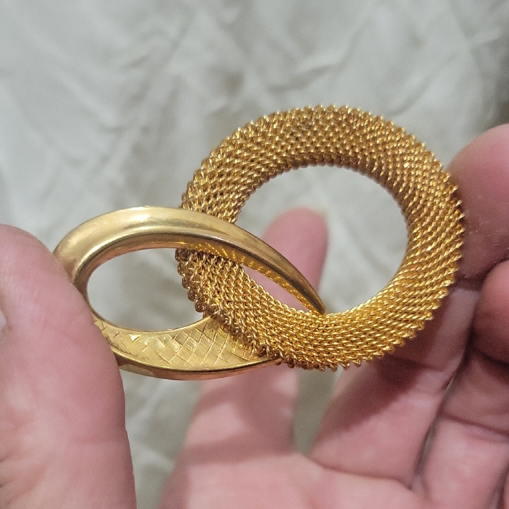 Elegant Gold Interlocking Circle Brooch